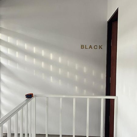 Mr Black & Ms White -Self Check In Accommodation Bangkok Exterior photo